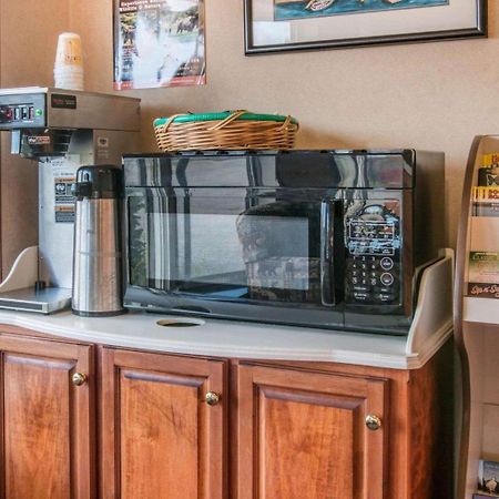 Econo Lodge Bayview Макино Сити Екстериор снимка
