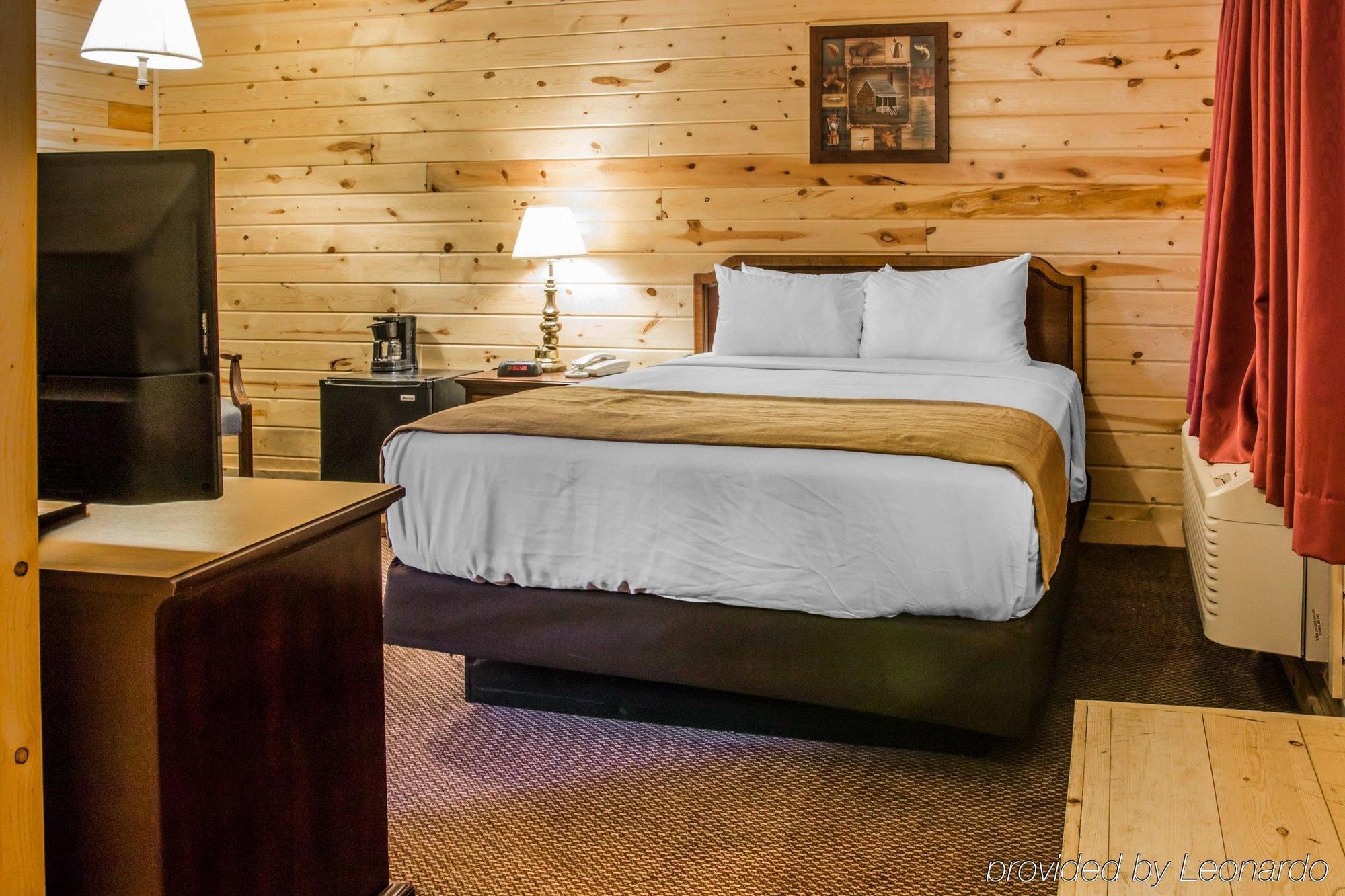Econo Lodge Bayview Макино Сити Екстериор снимка
