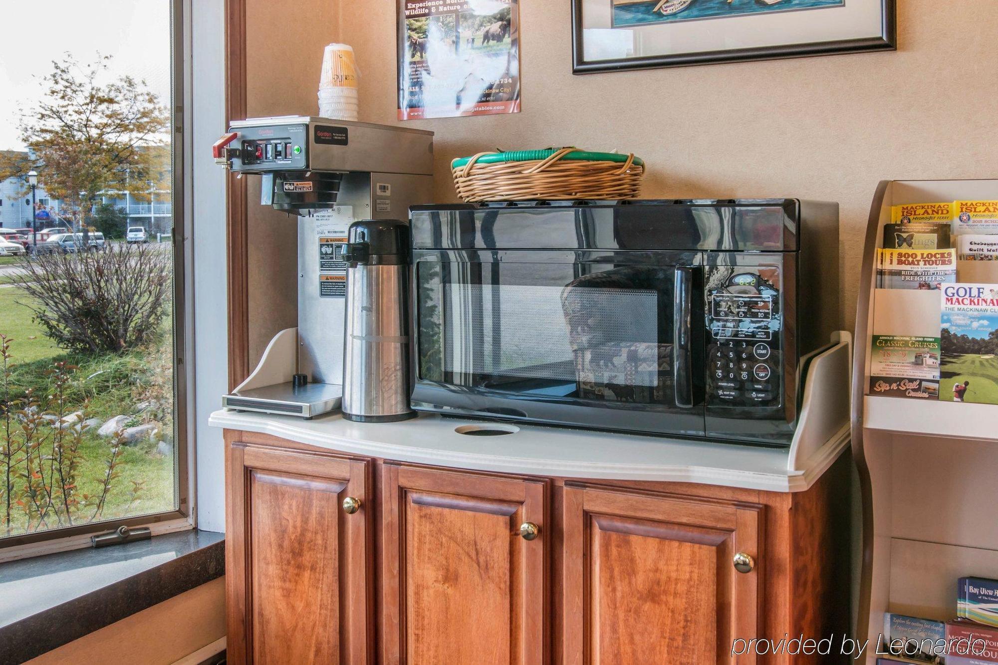 Econo Lodge Bayview Макино Сити Екстериор снимка