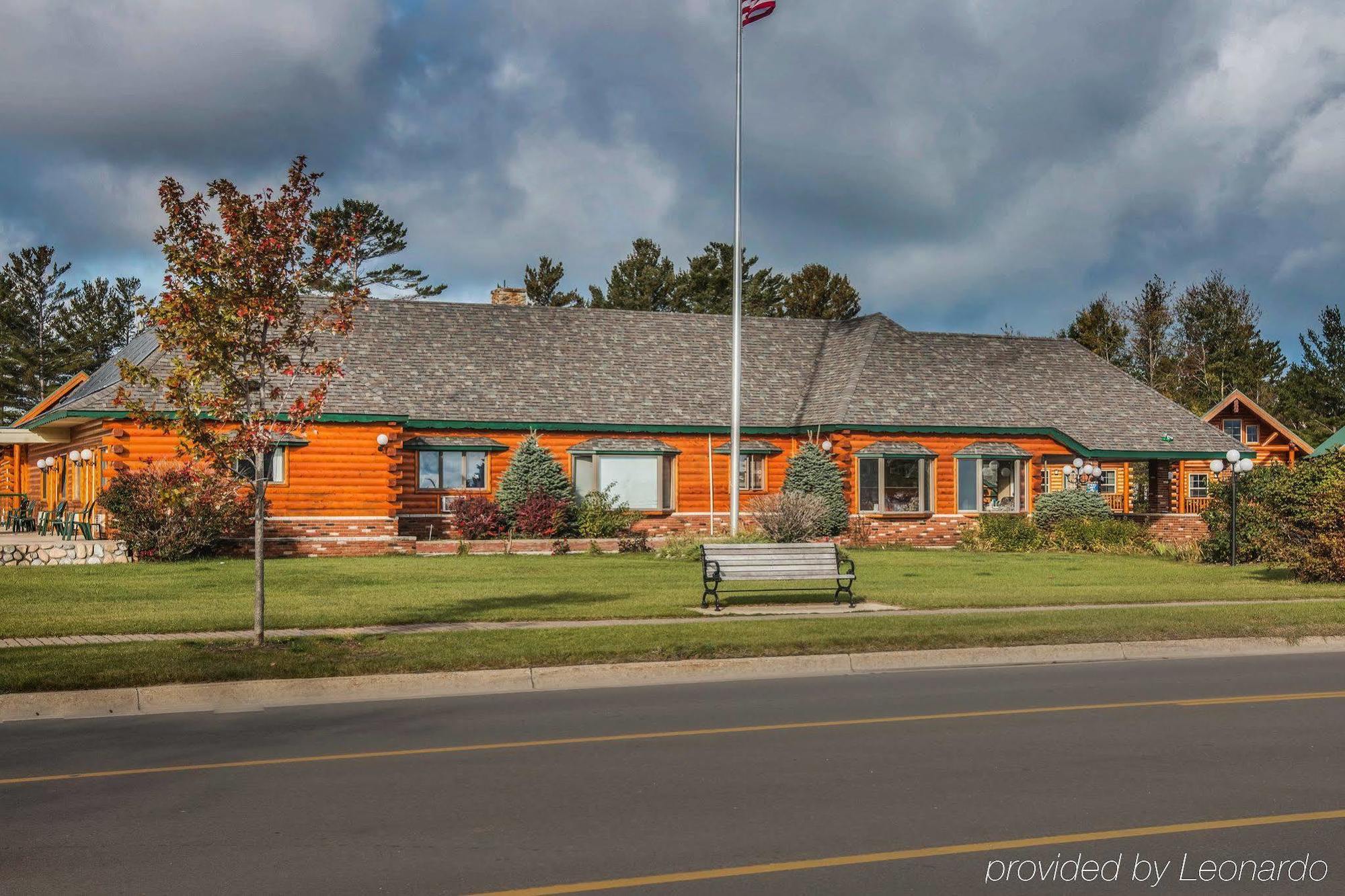 Econo Lodge Bayview Макино Сити Екстериор снимка