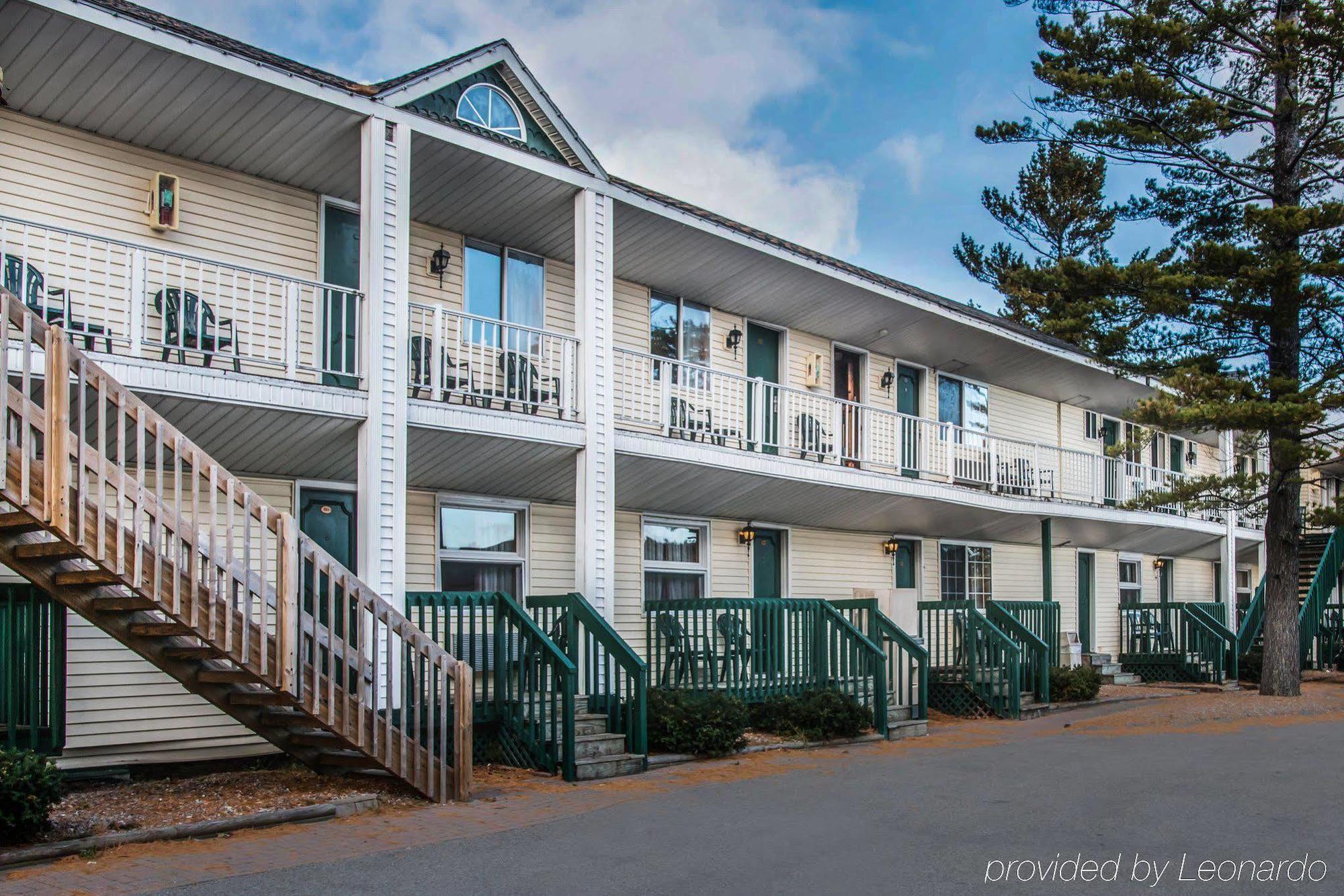 Econo Lodge Bayview Макино Сити Екстериор снимка