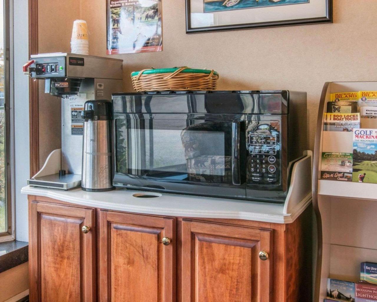 Econo Lodge Bayview Макино Сити Екстериор снимка