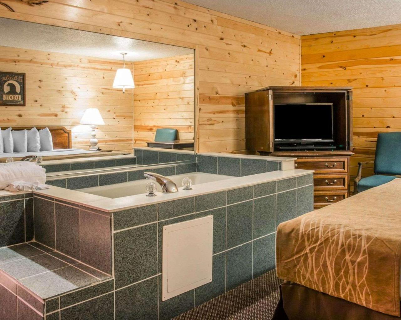 Econo Lodge Bayview Макино Сити Екстериор снимка