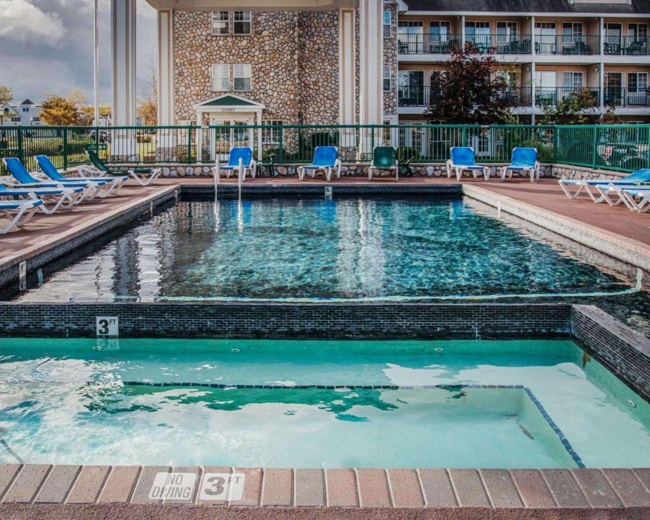 Econo Lodge Bayview Макино Сити Екстериор снимка