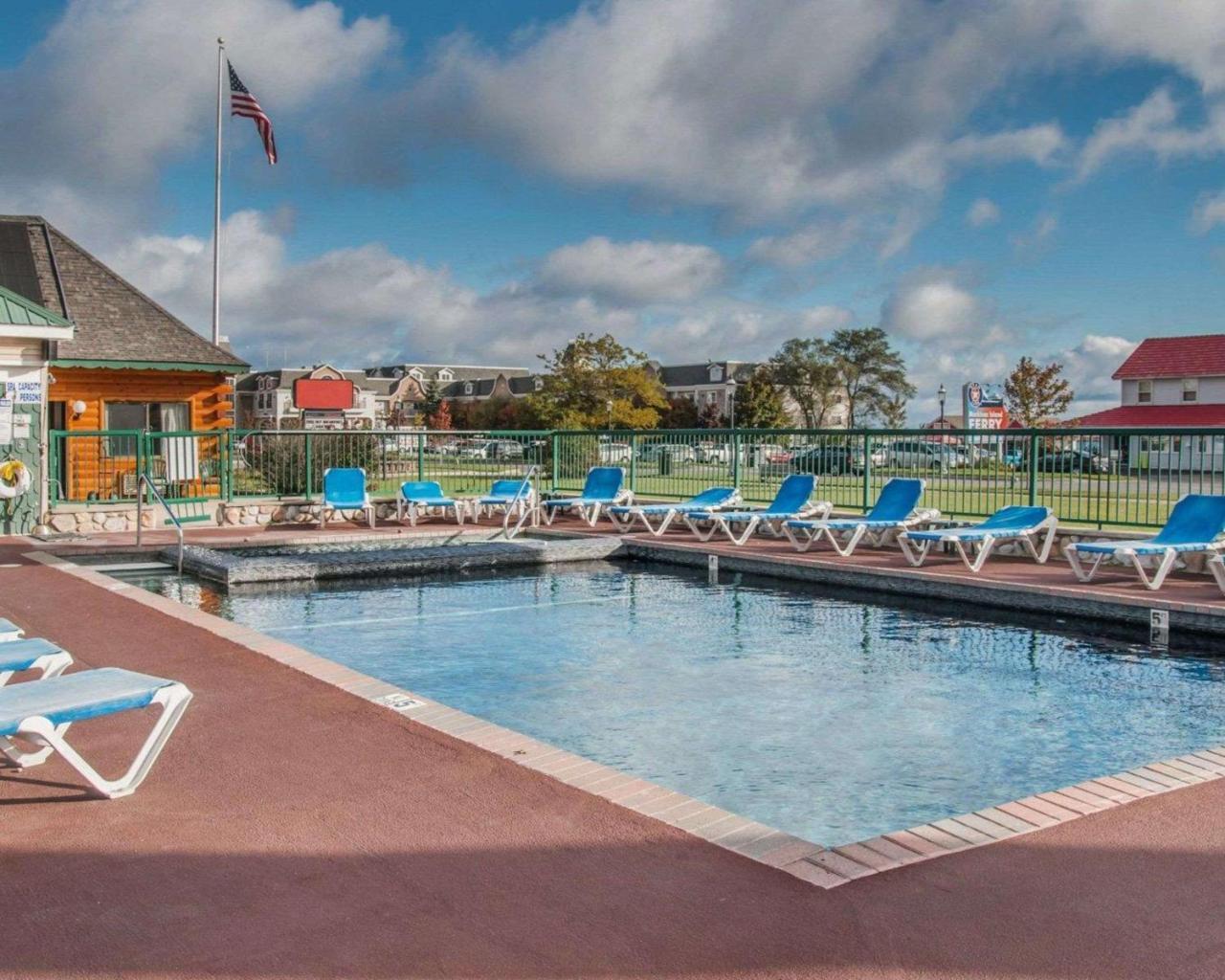 Econo Lodge Bayview Макино Сити Екстериор снимка