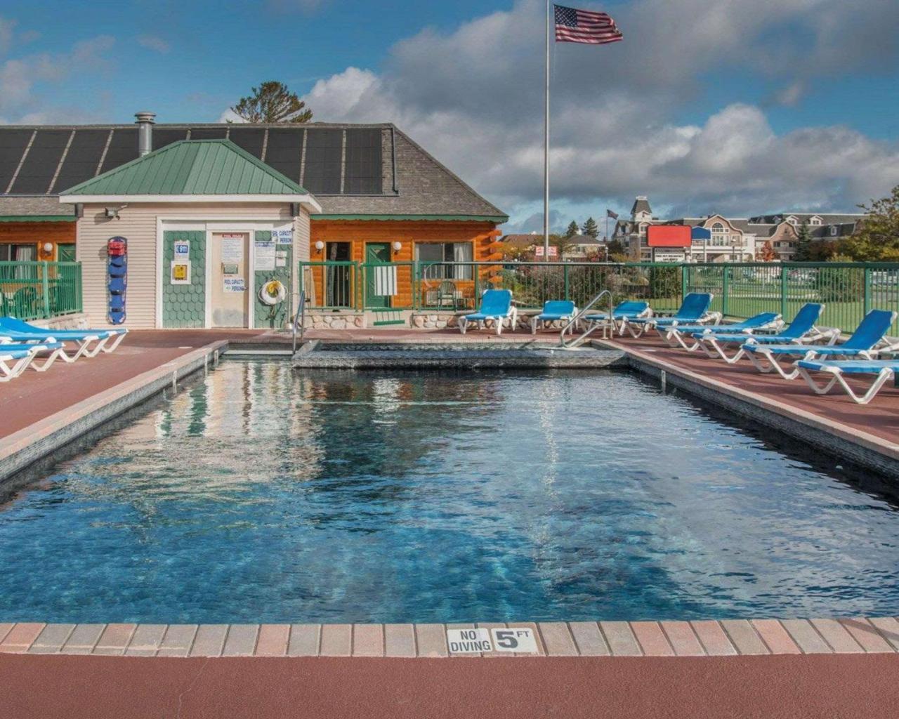 Econo Lodge Bayview Макино Сити Екстериор снимка