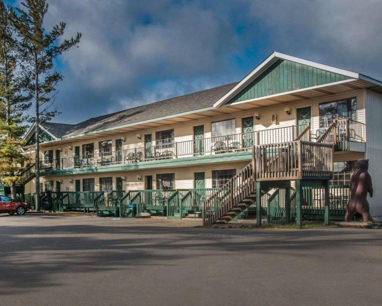 Econo Lodge Bayview Макино Сити Екстериор снимка