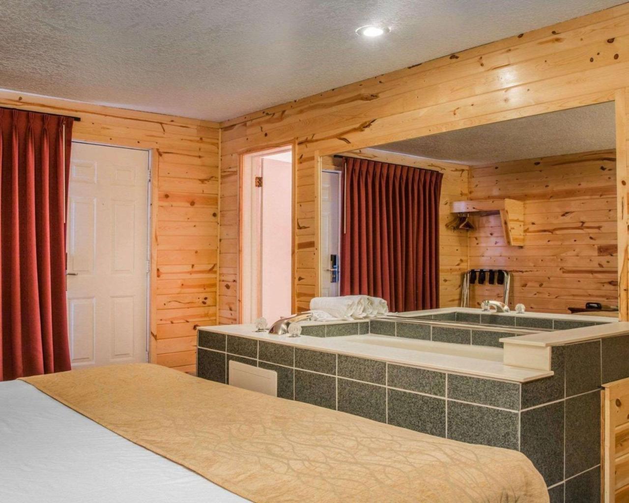 Econo Lodge Bayview Макино Сити Екстериор снимка