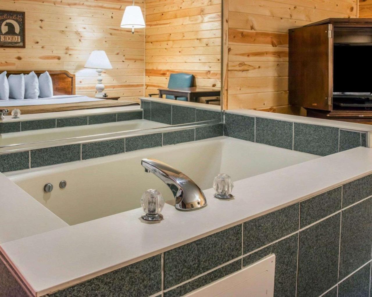 Econo Lodge Bayview Макино Сити Екстериор снимка