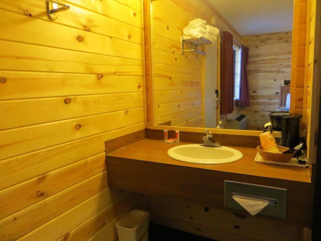 Econo Lodge Bayview Макино Сити Екстериор снимка